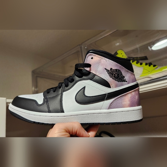 JORDAN 1 MID– Black/Bleached Coral-white-amethyst Wave